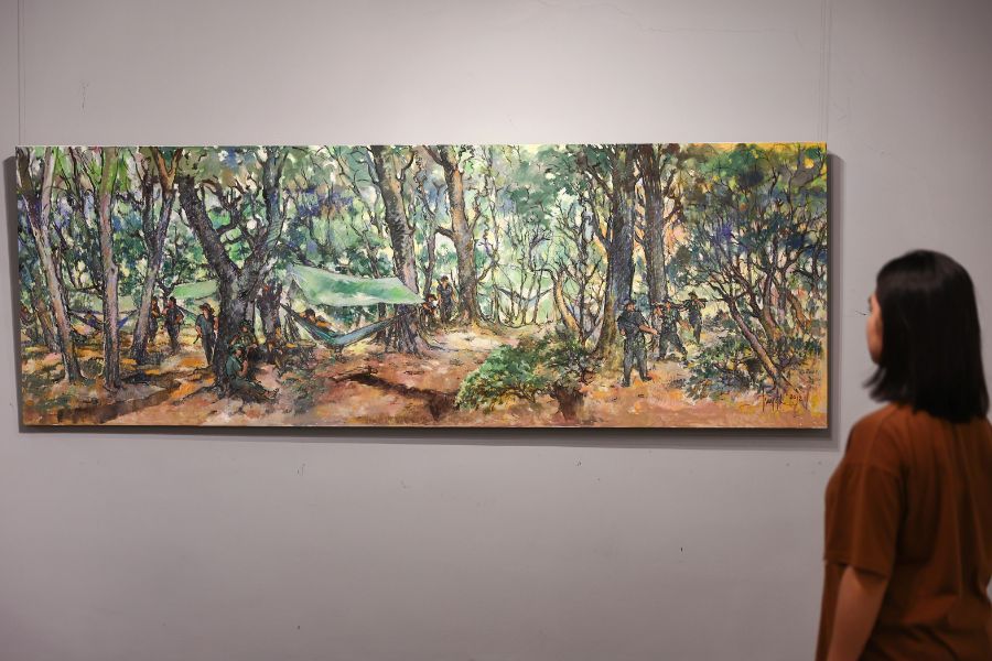 Cảnh chiến sĩ ở chiến khu miền đông nghỉ ngơi trong rừng