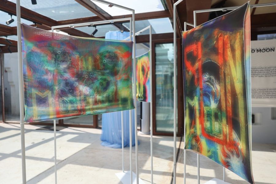 Hiệu ứng bắt mắt khi ánh sáng chiếu qua các bức tranh