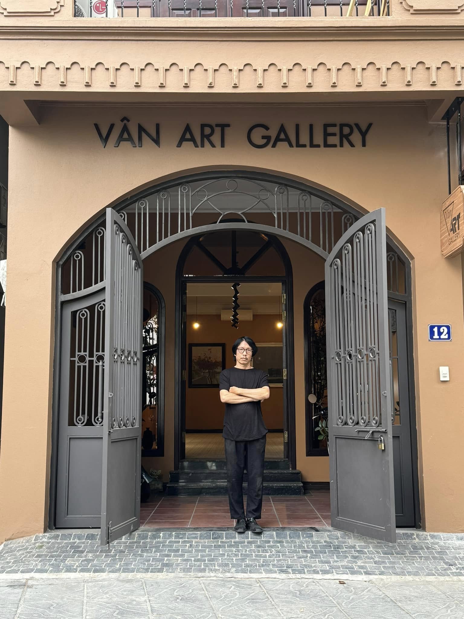 Họa sĩ Bùi Lê Dũng tại phòng tranh Vân Art