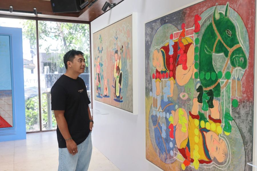 Họa sĩ Nguyễn Đức Tín tại triển lãm