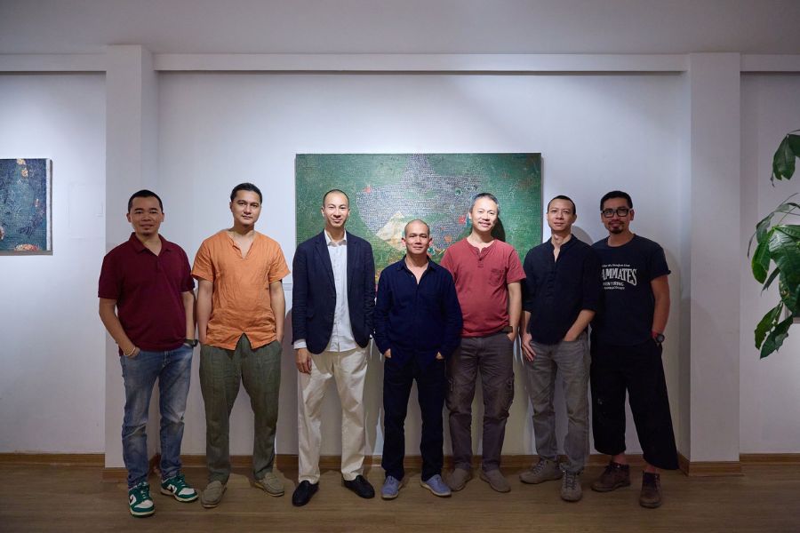 Họa sĩ Nguyễn Thế Hùng tại triển lãm