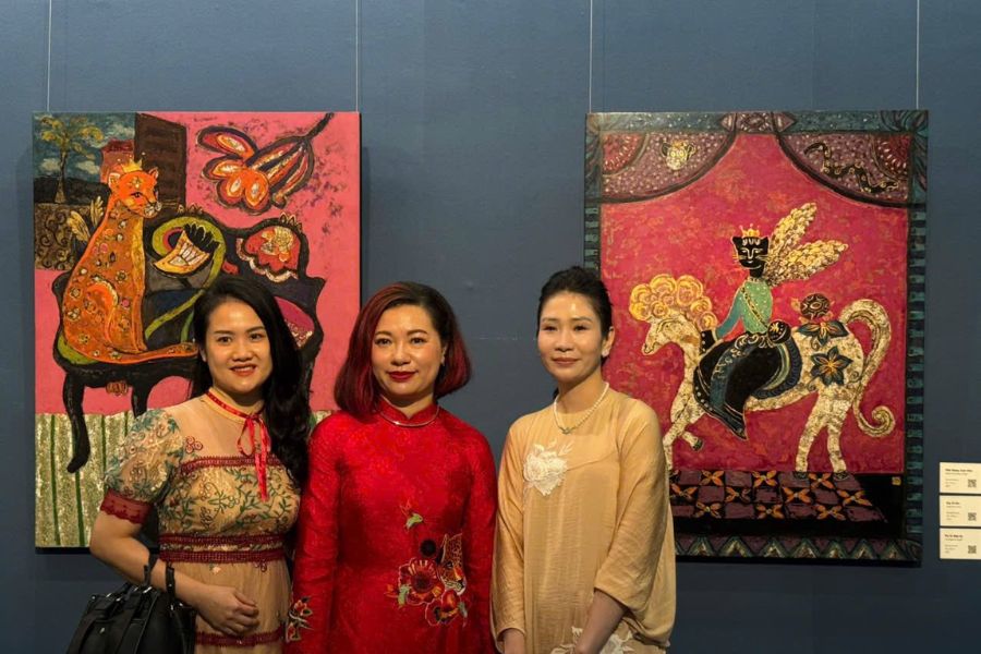 Họa sĩ Trần Ngọc Ánh tại triển lãm