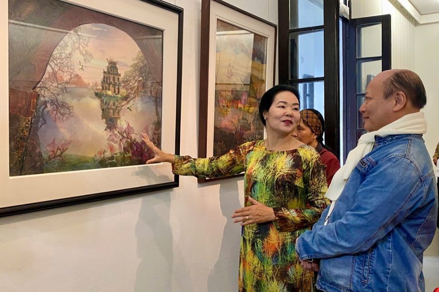 Họa sĩ Trần Thanh Thục tại triển lãm