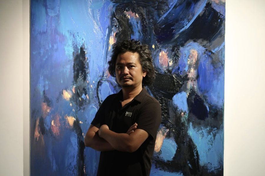 Họa sĩ Trần Thế Vĩ tại triển lãm