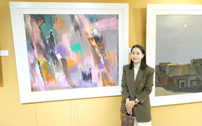 Khách hàng tại phòng tranh Vân Art
