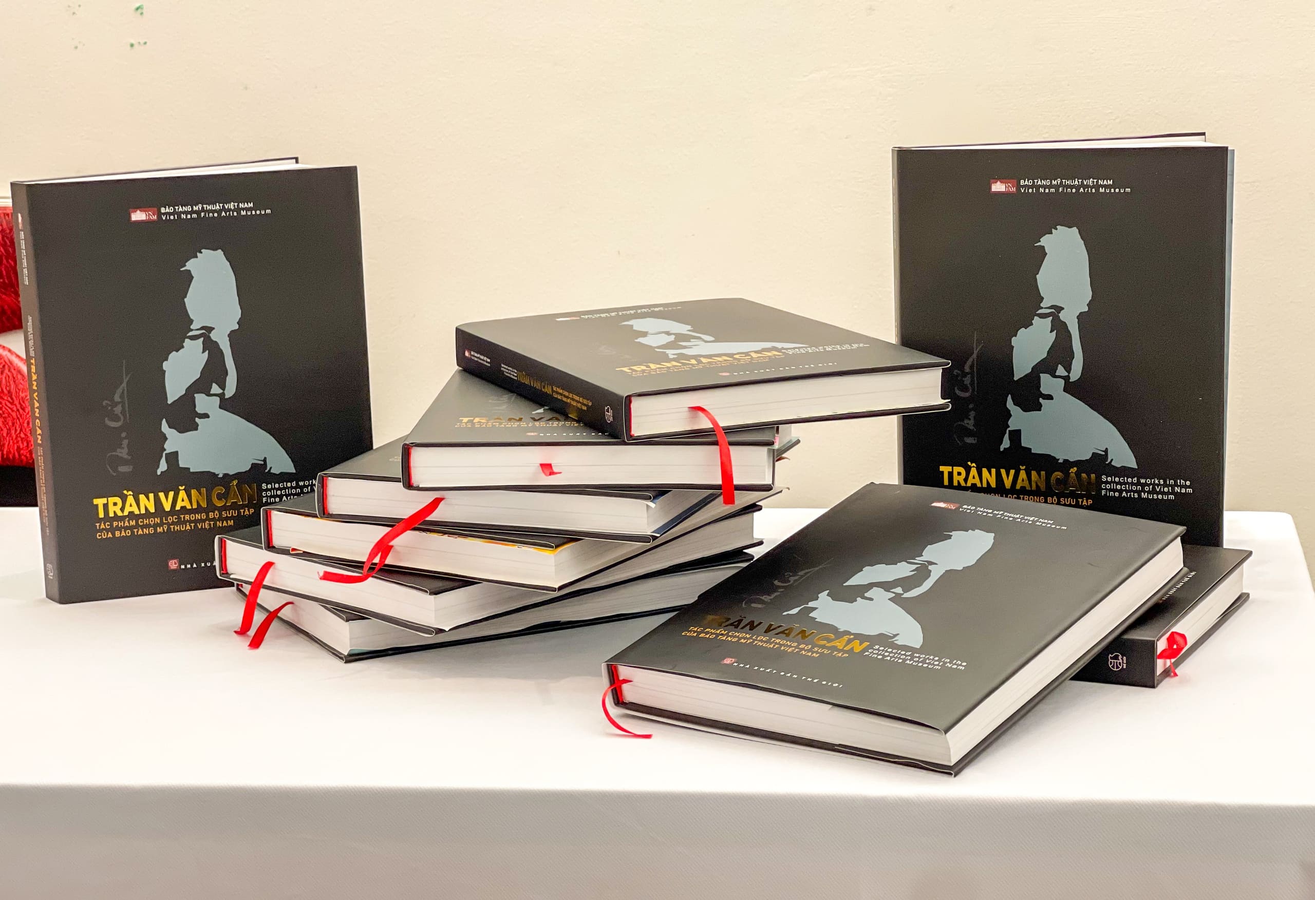 sách về Trần Văn Cẩn