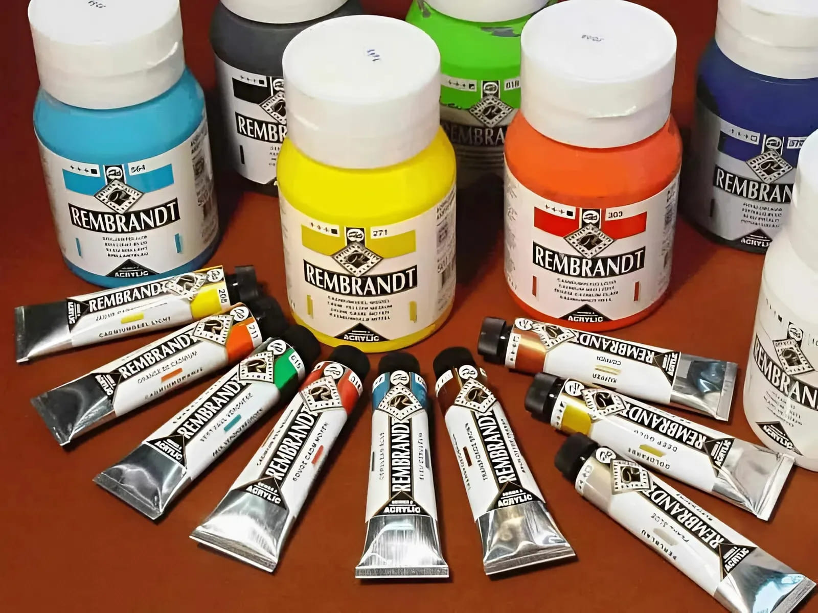 ứng dụng Màu Acrylic Khác Gì Màu Nước